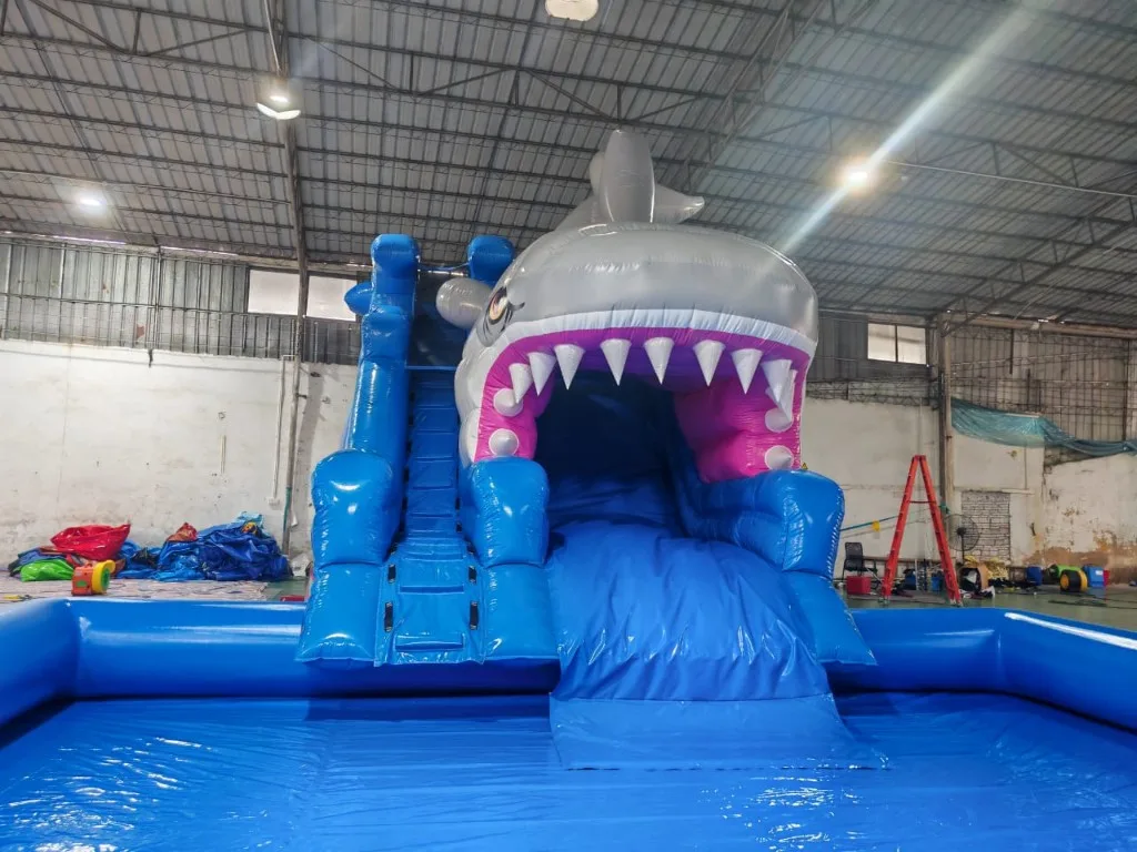 Tobogán inflable tiburón con boca abierta y piscina, Antofagasta