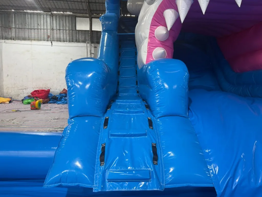 Escalera de subida del inflable tiburón con pasamanos de seguridad