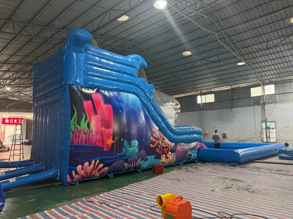 Inflable tiburón instalado con motor blower para arriendo