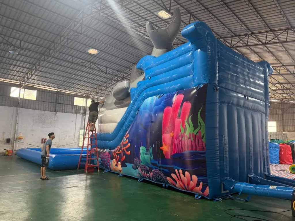 Vista lateral del inflable tiburón con diseño de arrecife