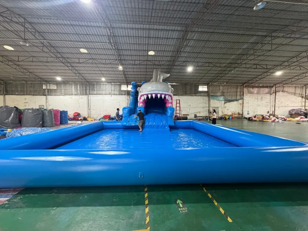 Inflable acuático tiburón con piscina para arriendo en Antofagasta